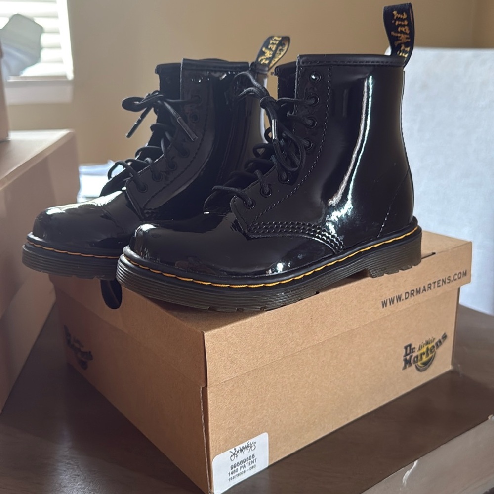 Great condition; 1460 T Black
